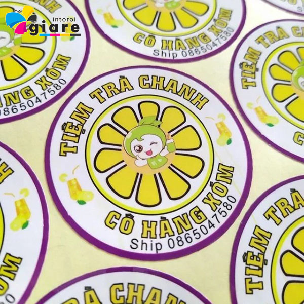 Mẫu logo dán Tiệm Trà Chanh Cô Hàng Xóm in bằng công nghệ in offset