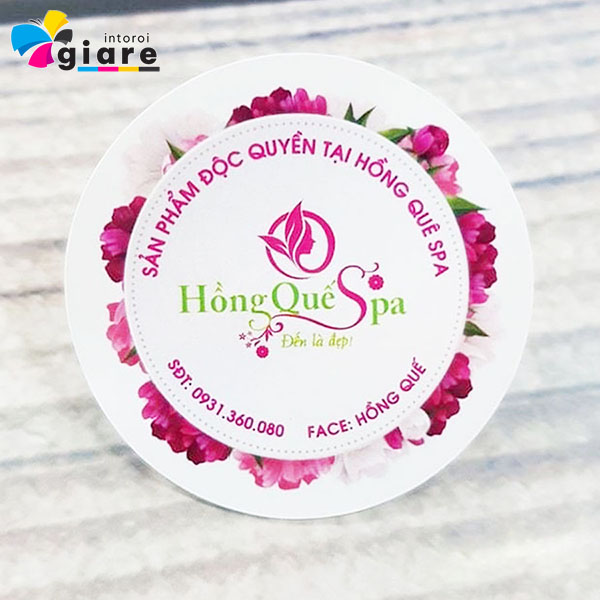 Mẫu logo dán Hồng Quế Spa in bằng công nghệ in kỹ thuật số